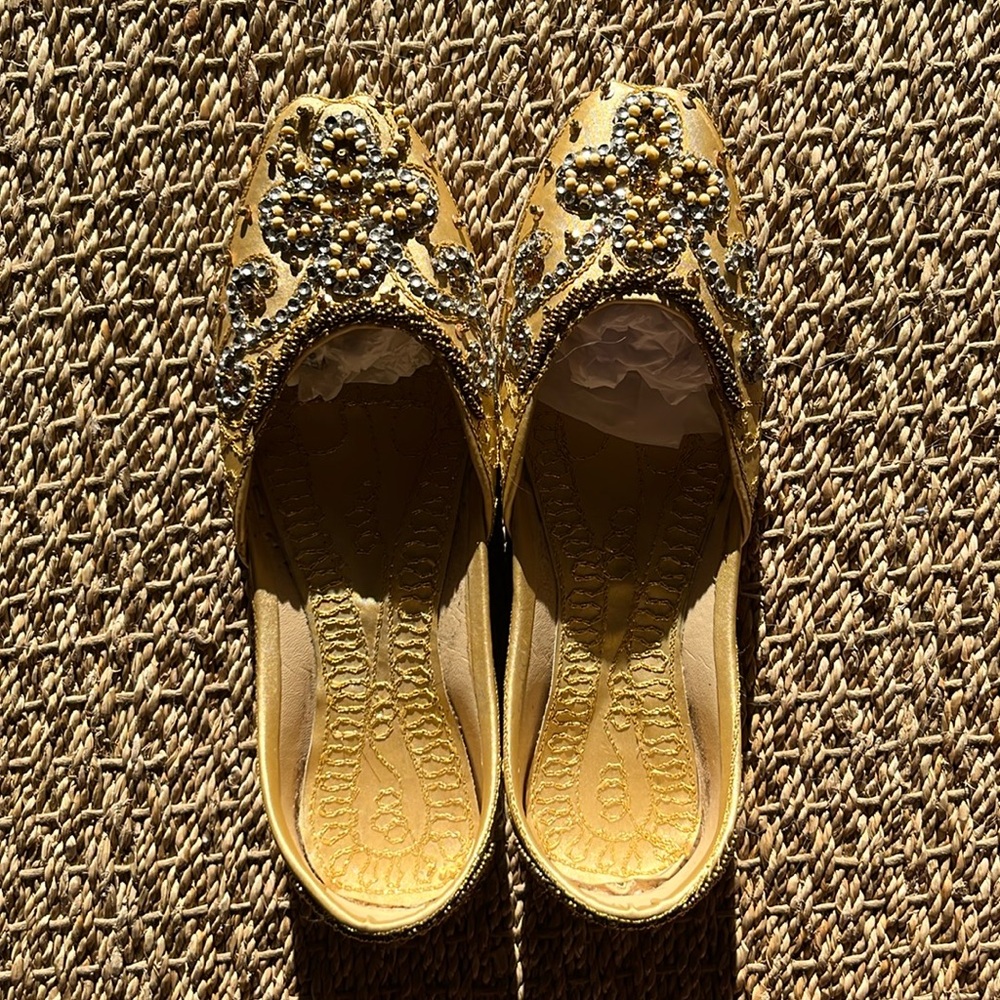 Punjabi ladies shoes! Absolutely beautiful! Indian size 4 - US 5!